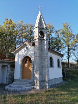 Na sliki je podružnična cerkev sv. Martina v Mančah