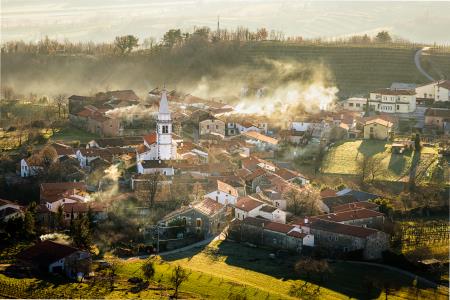 Na fotografiji je razgled na vas Goče, v času jutranje meglice