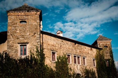 Na fotografiji je grad Lože z dvema stolpoma