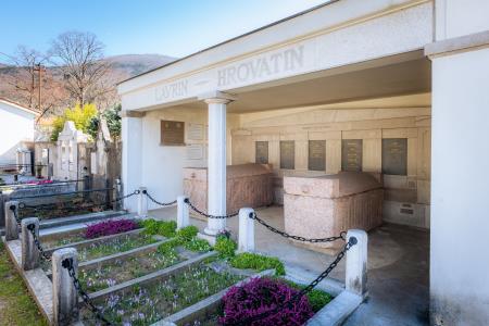 Na fotografiji sta sarkofaga v grobnici rodbine Mayer in Lanthieri