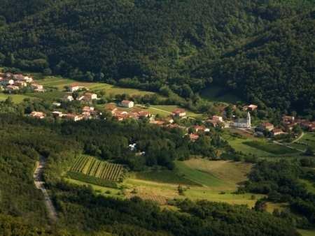Na fotografiji je razgled na vas Lozice