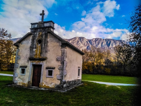 Na fotografiji je majhna cerkev sv. Urbana